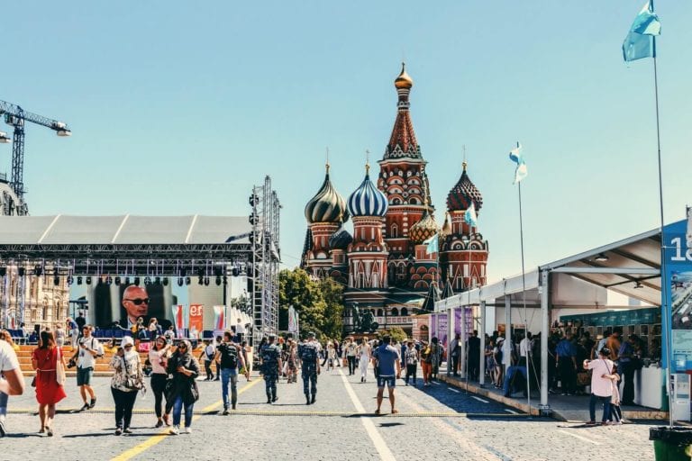What Should Teachers Consider When Using the Communicative Approach in Russia